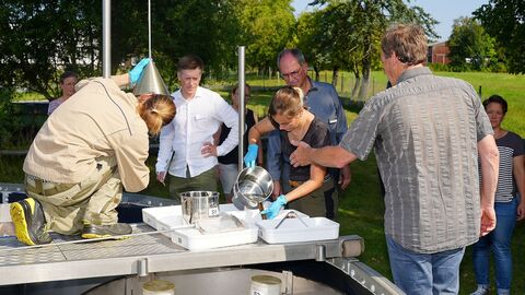 RP auf Sommertour Routiniert holen die Mitarbeiter die Tiere aus den Teichen, während Regierungspräsident Dr. Christoph Ullrich, Judith Breidbach und Dr. Florian Peuckert vom RP zuschauen.