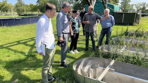 RP auf Sommertour Prof. Dr. Klaus Peter Ebke erklärt, wie das selbst entwickelte Fließgerinne-System funktioniert.