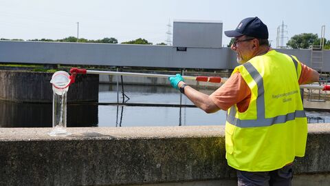 RP-Mitarbeiter Hubertus Pfaff nimmt routiniert die Proben. 