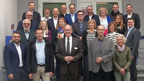 Die Teilnehmerinnen und Teilnehmer der Tagung haben sich zum Gruppenfoto aufgestellt. 