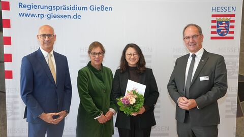 Landesbestenehrung Ministerialdirigent Andreas Monz, Regierungspräsident Dr. Christoph Ullrich und Schulleiterin Beatrix Bunse gratulierten Eunkyung Chun.