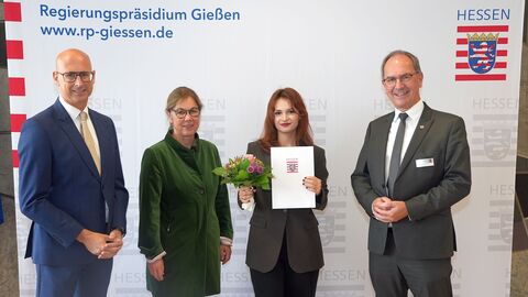 Landesbestenehrung Ministerialdirigent Andreas Monz, Regierungspräsident Dr. Christoph Ullrich und Schulleiterin Beatrix Bunse gratulierten Kardelen Kadir.