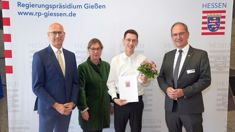 Landesbestenehrung Ministerialdirigent Andreas Monz, Regierungspräsident Dr. Christoph Ullrich und Schulleiterin Beatrix Bunse gratulierten Fabian Paul.