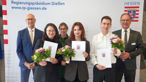 Landesbestenehrung Die Geehrten haben sich mit den Rednern in zwei Reihen zum Gruppenfoto aufgestellt.