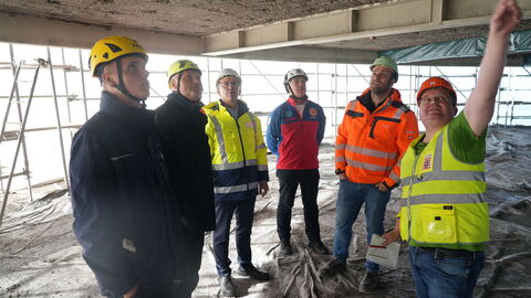 RP-Baukontrolleur Stefan Runzheimer fragt nach Details während des Rundgangs. Er deutet dabei auf die Decke.  