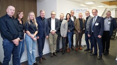Gemeindebereisung Die Geschäftsführer Stephan Schatz (4.v.l.), Thomas Duy (6.v.l.) und Dr. Wenzel Novak (4.v.r.) begrüßen mit ihrem Team Regierungspräsident Dr. Ullrich (2.v.r.), Bürgermeister Spielberger (5.v.r.) und Ersten Beigeordneten Karl (1.v.r.).