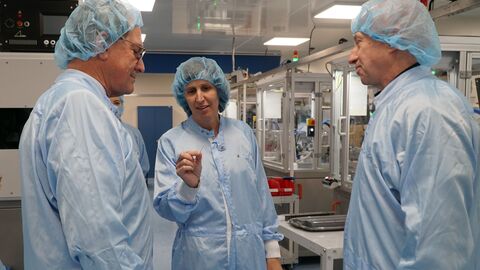 Gemeindebereisung Nina Muth, Leiterin des Qualitätsmanagements zeigt, wie klein so eine ultrascharfe Kanüle sein kann.