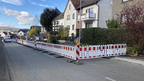 Eine Straße, die mit Absperrungen versehen ist.