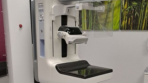 Ein Mammographie-Gerät steht in einem Raum