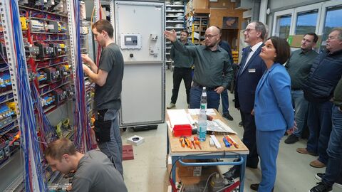 Jede Anlage ist ein Unikat: Sebastian Narz erläutert Regierungspräsident Dr. Christoph Ullrich beim Rundgang durch die Produktionshalle wesentliche Details zu seinem Unternehmen.