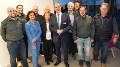 Die Teilnehmer haben sich zum Gruppenfoto aufgestellt.