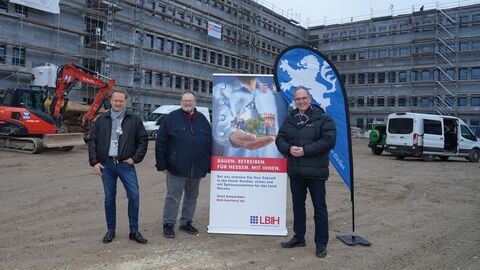 Nach nur vier Monaten Bauzeit steht in der Lufthansastraße 9 schon das fünfgeschossige Gebäude für zwei Abteilungen des Regierungspräsidiums Gießen (v.l.): Daniel Beitlich (Geschäftsführer, Revikon GmbH), Hartmut Jegodzinski (Leiter der Niederlassung Mitte, Landesbetrieb Bau und Immobilien Hessen) und Regierungspräsident Dr. Christoph Ullrich stehen davor.