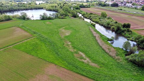Die Luftaufnahme zeigt das Gebiet vor den Arbeiten. Die bereits vorhandene Vertiefung ist gut zu erkennen.