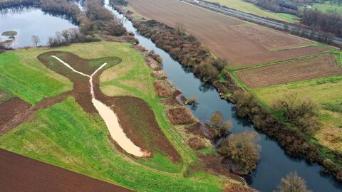 Die Luftaufnahme zeigt das Gebiet nach den Arbeiten. Neben der Flutmulde sind auch die Veränderungen direkt an der Lahn gut erkennbar. 