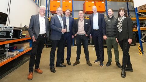 Rundgang beim Unternehmen BSS Group GmbH in Beselich (v.l.): Andreas Leber (Erster Beigeordneter), Regierungspräsident Dr. Christoph Ullrich, Lars Wittmaack (Geschäftsführer Wirtschaftsförderung Limburg-Weilburg-Diez), Firmengründer Christian Brötz, Bürgermeister Michael Franz, Dennis Spuhn (Prokurist sowie Leiter Projekt und Technik) Daniela Neuss (Geschäftsführerin).