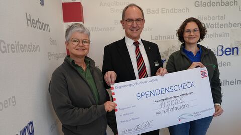 Die Belegschaft des Regierungspräsidiums Gießen hat gesammelt (v.l.): die pflegerische Leiterin Beate Volbrecht, Regierungspräsident Dr. Christoph Ullrich und die Leiterin des Kinderpalliativteams Mittelhessen Dr. Vera Vaillant mit dem Spendenscheck über 14.000 Euro. 