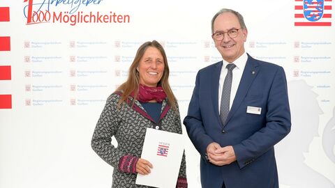 Regierungspräsident Dr. Christoph Ullrich gratulierte Kerstin Drescher, die seit 40 Jahren im öffentlichen Dienst arbeitet, und überreichte ihr eine Urkunde.
