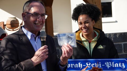 (1)	Regierungspräsident Dr. Christoph Ullrich gratuliert bei der Feier in Siegbach zu Coronazeiten im März 2022 der Bobanschieberin Deborah Levi aus dem Lahn-Dill-Kreis zur Gold-Medaille bei den Olympischen Spielen in Peking.