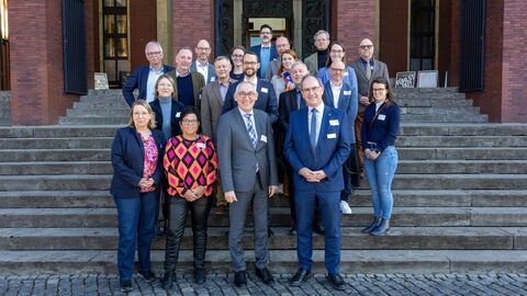 Regierungspräsident Dr. Christoph Ullrich, Gießen (vordere Reihe, erster von rechts), und Regierungspräsident Heinrich Böckelühr, Arnsberg (vordere Reihe, zweiter von rechts), mit den Leitungen der Fachabteilungen auf der Eingangstreppe des Deutschen Bergbaumuseums, Bochum.